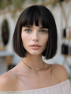 Straight Bob With Bangs, Fringe Bob Haircut, Bob With Fringe Bangs, Straight Fringe, Blonde Balayage Bob, Platinum Blonde Bobs, Bob With Fringe, Chin Length Cuts