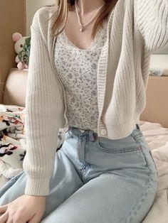 Feminine Cardigan Outfit, Cute Timeless Outfits, Dainty Casual Outfits, College Outfits Feminine, Feminine Basic Outfits, Feminine Clothing Casual, Soft Femine Outfits, Feminie Girl Outfits, Soft Elegant Aesthetic Outfit