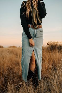 Western Denim Skirt Outfit, Outfits Carnaval, Classy Western Outfits, Western Skirt Outfits, Western Winter Fashion, Western Cottagecore, Cowgirl Boutique, Grunge Western, Winter Date Outfits