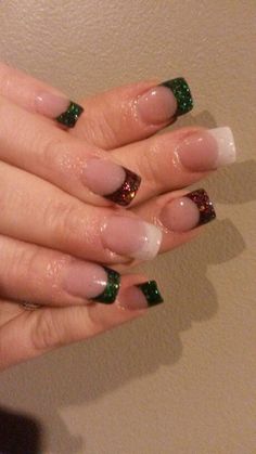 Christmas red green and white glitter acrylic nails Red And Green Tips Nails, Christmas French Tip Nails Red And Green, Christmas Nail Designs Holiday, Hair Colors, Art Tutorial, Thanksgiving Nails, Sparkle Nails