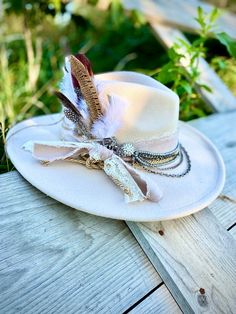 🌸Ladies felt flat brim cowgirl hat.   Handmade.  feathers and charms.  Ribbon & lace.  Adjustable size. Straw Cowboy Hat Decorating Ideas, Cowboy Hat Decorating, Decorated Cowboy Hats, Cowgirl Hat Party, Felt Cowgirl Hat, White Cowgirl Hat, Hat Band Ideas, Burnt Hat, Rodeo Outfit Ideas