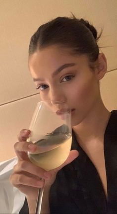 Maquillage On Fleek, Insta Photo Ideas, Aesthetic Hair, Makeup Inspo, Pretty Face, Aesthetic Girl, Maquillaje De Ojos, Hair Looks, White Wine