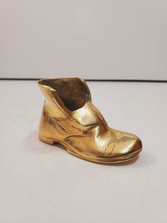 Heel Boot design sculpture / vase  / statue || heavy solid brass boot / solid brass shoe Solid brass shoe sculpture || Boot || Vintage || brass old shoe / brass boot Length 9.5 cm Width: 4.5 cm Height 6 cm weight 205 g Feel free to contact us if you have any questions. -- The perfect piece to add VINTAGE STYLE to your decor. Lovely piece in good "vintage" condition. All items will be carefully packed and shipped within 1 business days. To see our other items visit https://www.etsy.com/ca/shop/Ma Statue Shoe, Shoe Sculpture, Boot Vase, Statue Design, Sculpture Vase, Sculpture Design, Design Sculpture, Boot Design, Heel Boot