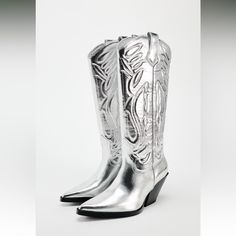 New With Tag Cowboy Boots With Metallic Effect. Textured Detail At Shaft. Side Pull Tabs. Pointed Toe. Heel Height: 2.8 Inches (7 Cm) Upper 100% Polyurethane Lining 90% Polyester 10% Polyurethane Sole 100% Sbs Insole 100% Polyester Silver 3095/310 S251 Trendy Zara Knee-high Boots, Zara Trendy Knee-high Boots, Silver Casual Boots For Spring, Casual Silver Boots For Spring, Silver Casual Boots With Pointed Toe, Trendy Silver Summer Boots, Silver High Ankle Boots For Spring, Metallic Cowboy Boots, Bota Cowboy