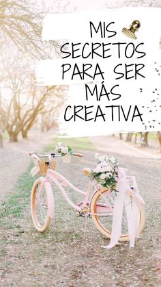 a pink bike with flowers on the front wheel and words above it that read, mis secretos para seir mas creativ