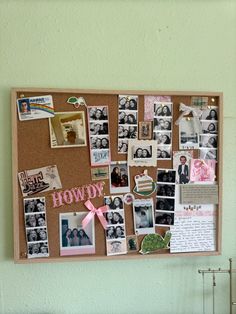 my cork board photo collage 🫶🏻 photostrip pics Photo Wall Collage Bulletin Board, Pin Board With Photos, College Pin Board Ideas, Cork Board Ideas Aesthetic, Memory Board Ideas, Cute Pin Board, Photo Board Ideas, Pin Board Ideas Aesthetic, Aesthetic Cork Board