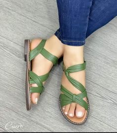 Slippers Aesthetic, Chunky Heels Outfit, Casual Shoes Women Sneakers, Diy Sandals, Trending Womens Shoes, Fashion Shoes Heels, Shoes Outfit Fashion, Leather Sandals Handmade