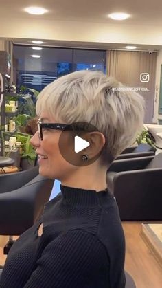 Short Blonde Pixie, Short Hair Images, Messy Short Hair, Growing Out Short Hair Styles, Trendy Short Haircuts, Decor Entryway, Very Short Hair, Short Hair Styles For Round Faces, Short Hair Updo