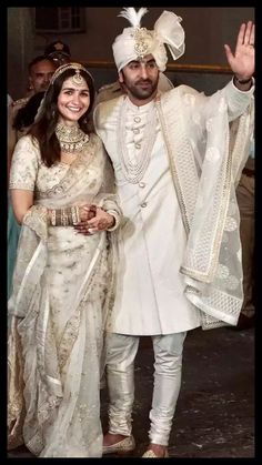 Alia Bhatt Wedding Pics, Alia And Ranbir, शादी की तस्वीरें, Engagement Dress For Bride, Groom Sherwani, Red Bridal Dress, Men's Wedding Outfit