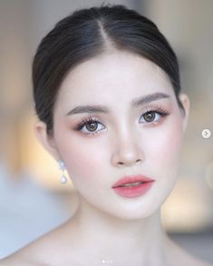 Korean Makeup Wedding Bridal, Fresh Make Up Look For Graduation, Korean Fresh Makeup Look, Korean Soft Glam Makeup, Korean Makeup Round Face, Korean Makeup Look For Graduation, Bridal Makeup Asian Brides Soft Glam, Make Up Wedding Korea