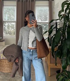 Winter Outfits Simple Casual, Classic Outfits For Women Winter, Outfits For Blondes Winter, Casual Professional Outfits Women Jeans, Black Button Cardigan Outfit, White Shirt Winter Outfit, Cardigan Aesthetic Outfit, Chic Cardigan Outfit, Fitted Cardigan Outfit