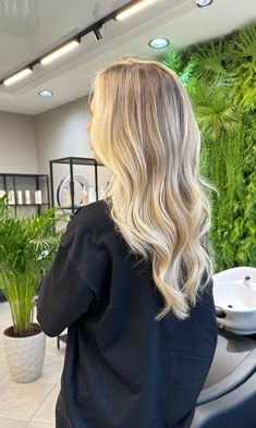 To The Root Balayage, Blonde Inspo Highlights, Blonde Highlights Cool Skin Tone, Rooted Lived In Blonde, Blonde Hair Highlights Ideas For Blondes, Balayage On Blonde Hair Natural, Beige Blonde With Root Smudge, Vanilla Blonde With Root Smudge, Light Blond Balayage Hair