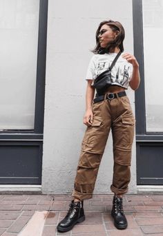 Paper Bag Cargo Pants Outfit, Ballon Cargo Pants Outfit, Carptener Pants Outfit, Womens Baggy Cargo Pants, Crop Cargo Pants Outfit, Baggie Cargo Pants Outfit, Cargo Boots Outfit, Ladies Cargo Pants Outfit, Utility Pants Women Outfit