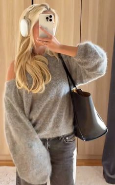 Stockholm In Winter, Stockholm Aesthetic Outfit Winter, Winter In Stockholm, Classy Stockholm Style, Stockholm Style Striped Sweater, Uni Outfits, Basic Fits, Dream Wardrobe, School Outfits