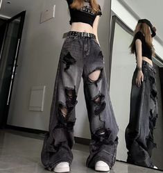 Ripped Jeans Women, Distressed Pants, Mode Emo, Jeans Summer, Korean Streetwear, Heavy Industry, Middle Age Fashion, Style Trousers, Mode Kpop