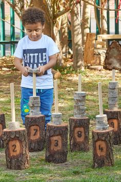 Child sliding rings onto a numbered tree stump. Nature Based Classroom, Outdoor Playscapes, Preschool Garden, Track Team, Farm School, Number Lines