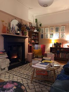 Traditional Eclectic Apartment, Tiny Cottage Interior Living Room, Cozy Eclectic Living Room, Deco Boheme, Preserved Flowers, Eclectic Home