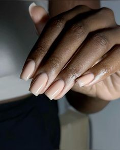 Gainage en gel sur ongles naturel #gainage #polyliquidecaramel Short Nails Inspo Black Women, Nails Court, Nail Art Naturel, Classy Nude Nails, Nails Dark Skin, Acrylics Ideas, Acrylics Nails