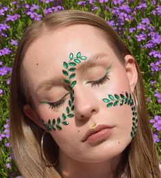 Leah ✨ on Instagram: “Jewel vines 💎🌿 Something sweet in green and gold 😌🌿✨ These kind of looks always make me even more in awe with @imelsmadeup because…” Vine Makeup Look, Tree Makeup Look, Jungle Makeup Ideas, Botanical Makeup, Tree Face Paint, Ivy Makeup, Leaf Face Paint