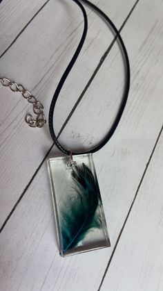 Necklace with feather pendant. Feather Necklace Diy, Diy Collier, Resin Jewelry Diy, Feather Necklace, Necklace Diy, Feather Pendant, Feather Necklaces, Jewelry Diy, Diy Necklace