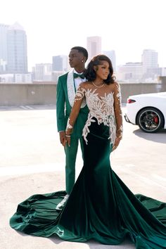 #prom #promdresseslong Emerald Prom Dress Black Couple, Hairstyles For Ring Ceremony, Green Dress And Suit Couple, Green Prom Black Couple, Cute Prom Colors, Prom Dresses With Date, Green And Black Prom Couple, Prom Color Ideas For Couples, Prom Dress Ideas Black Women