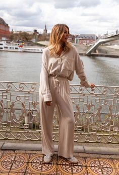 Beige linen pants that feature pockets on the sides, a flowy-comfortable fit and elastic on the waist for stretch and comfort. These non-lined pants are the perfect spring-summer wardrobe addition! Our model also wears the Beige Kate Shirt. Sizes: S / M / L S: Length 40.55 in - Width 12.20 in M: Length 41.34 in - Width 12.99 in L: Length 42.13 in - Width 13.78 in 70% Rayon - 30% Linen Washing: 86°F handwash Beige Linen Pants, Beige Long Sleeve, Parisian Women, Lined Pants, Linen Pants, Summer Wardrobe, Spring Summer Fashion, Linen Fabric, Button Up Shirts