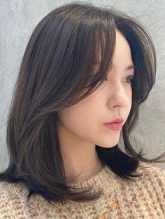 layered shoulder length hair with side bangs (curtain bangs) Korean Haircut Without Bangs, Korean Haircut Side Bangs, Korean Side Bangs Medium Hair, Korean Hair Shoulder Length, Korean Bangstyle Hair Short, Side Bangs On Short Hair, Korean Hairstyle Round Faces, Round Face Korean Haircut, Korean Haircut For Short Hair