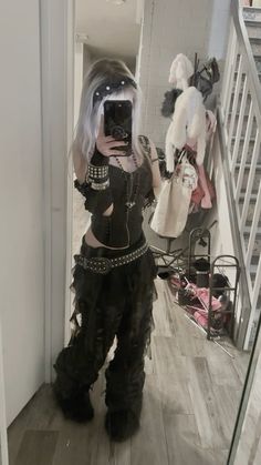 emo gothic fit Cute Goth Outfit Ideas, Alternative Emo Fashion, Gothic Rock Outfits, All Black Emo Outfit, Black Y2k Clothes, Dark Fashion Outfits, Emo Feminine Outfits, Gothic Alt Outfits, Female Emo Outfits