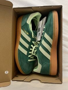 adidas spezial, green, cool girl, girly things, new shoes Green Adidas Samba Outfit, Green Spezial Adidas, Green Adidas Spezial, Green Spezials, Samba Colors, Adidas Spezial Green, Adidas Shoes Green, Green Sambas, Green Adidas Shoes