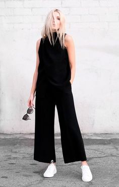 White sneakers and black culottes for this summer Minimal Stil, Minimalist Moda, Wide Legged Pants, Mode Kimono, Sneakers Fashion Outfits, Minimalistic Style