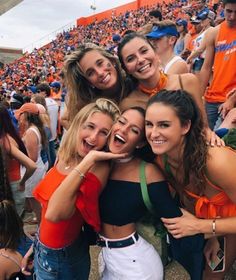 Looking for tailgate outfits? Check out these gameday outfits and gameday outfit ideas. Whether you're looking for college gameday outfits or tailgate outfits for the cold weather, you'll love these options. Uf Football, College Instagram, Junior Year High School, High School Football Games, College Sorority, High School Outfits