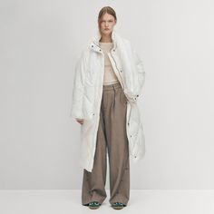 Abrigo largo acolchado blanco
¿Te preguntas cómo es llevar un edredón? Con diseño oversize, el abrigo Colorado está confeccionado en tejido acolchado blanco relleno con plumón sintético para que sea lo más suave y cálido posible. Te abrigará de la cabeza a los pies cuando lo lleves puesto: el largo y la bufanda complementaria se encargan de que estés bien abrigada. Navy Vest, Vegan Boots, White Coat, Padded Coat, Cherry On Top, White Shirts, Puffer Coat, Long A Line, Ghana