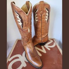 Vintage (Never Worn, See Photos) 1970s Acme Cowboy Boots #652 In A Warm Chocolate Brown, Called "Glazed Russet," The Boots Come In The Original Box And Both Boots Have The Original Cardboard Inserts Inside. The Top Of Each Shaft (On Both Sides) Has A Brown And White Wing Cut-Out. The Back Of Each Boot Features A White, Diamond Cut-Out And The Shafts And Vamps Have Black And Tan Embroidered, Filigree Lines. Women's Size: 5-1/2m As Indicated On The Box Approximate Measurements Heel To Toe (Backed Vintage Fitted Heeled Boots For Rodeo, Retro Fitted Boots For Rodeo, Vintage Snip Toe Heeled Boots With Reinforced Heel, Vintage Heeled Boots For Rodeo With Round Toe, Retro Leather Boots With Snip Toe, Vintage Leather Heeled Boots For Rodeo, Retro Round Toe Boots For Ranch, Vintage Almond Toe Boots For Ranch, Retro Snip Toe Boots For Rodeo