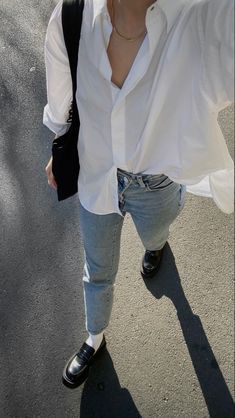 Mom Jeans Loafers Outfit, Jean Loafer Outfit, Mom Jeans With Loafers, Black Loafers Outfit Aesthetic, Loafers With White Socks Outfit, Loafer Heels Outfit Street Styles, Outfit Selfie From Above Aesthetic, White And Black Loafers Outfit, Black School Shoes Outfit