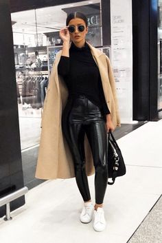 Look Legging, New York Outfits, Black Leggings Outfit, Chique Outfits, Legging Outfits, Outfit Trends, Trendy Outfit, Camel Coat, Fashion Weeks