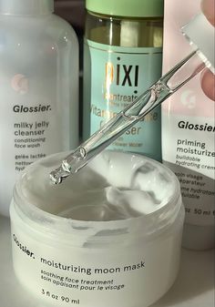 Glossier Moisturizing Moon Mask, Glossier Cleanser, Pretty Skin Care, Pretty Skin, Maquillaje Natural, Body Skin Care Routine, Miss Dior, Beauty Skin Care Routine, Skin Care Essentials