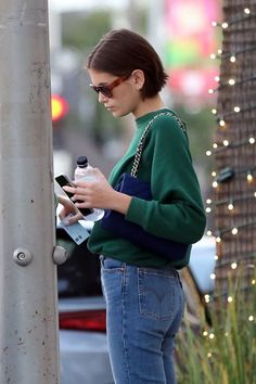 Kaia Gerber Short Bob, Bob Haircut Outfit Street Style, Bob Hair Outfit Street Styles, Thinned Out Bob, Bob Cut Outfits, Understated Academic, Kaia Gerber Hair Short, Kaia Gerber Short Haircut, Short 90s Bob