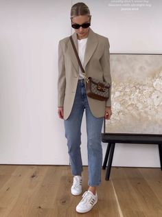 Outfit Ideas For Medium Size Women Work, Monochrome Jeans Outfit, Minimalist Blazer Outfit, Casual Chic Outfit 2023, Outfit For Touring Casual, Bone Blazer Outfit, French Daily Fashion, Spring Transitional Outfits 2024, Beige Suit Jacket Outfits For Women