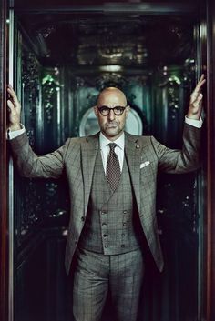 Stanley Tucci en costume 3 pièces à grands carreaux, la grande classe ! #style #menstyle #bald #men #beard #dandy #glasses #dandy #chic #look #mode #chauve #costume #elegance Dandy Look, The Rake, Sharp Dressed Man, Suit Style, Well Dressed Men