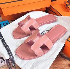 Luxurious Shoes, Tennis Shoe Heels, Hermes Sandals, Slippers Heels, Luxury Slippers, Dior Perfume, Chic Flats, Cute Slippers, Hermes Shoes