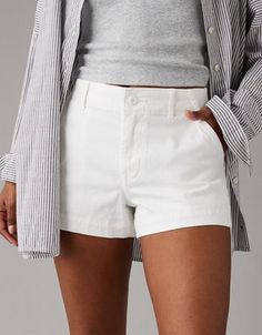 An elevated take on your favorite warm weather bottoms, featuring trouser-inspired details. Womens Summer Shorts Outfits, Plus Size White Shorts Outfit, Women’s Shorts, White Jean Shorts Outfit, White Denim Shorts Outfit, White Shorts Outfit Summer, Casual Shorts Outfit, California Casual Style, High Waisted Shorts Outfit