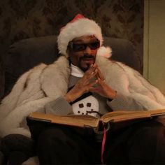 urmomballs Funny Christmas Pfp, Snoop Dog Christmas, Halloween Costumes Celebrities, Celebrities Halloween Costumes, Snoop Dogg Funny, Celebrities Halloween, Celebrity Ear Piercings, Snoop Dogg Christmas, Christmas Profile Pictures