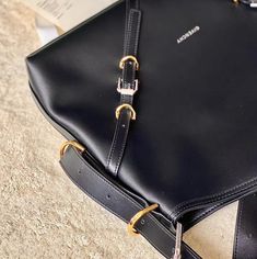 he latest newly launched handbag VOYOU, ✅means only youThe leather is soft, the bag is simple, the bag is light and the shoulder straps are large and can be adjusted at will. It has a cool motorcycle style, it is very handsome and has a concave shape artifact+ Extremely functional‼ ️

Medium size: length 40x height 27x width 6.5cm Lv Purse, Lv Shoes, Lv Belt, Cool Motorcycles, Lv Handbags, Lv Wallet, Motorcycle Style, Underarm Bag, Purple Bags