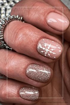 Snowflake Nails Snowflake Nail Art Easy, Snowflake Manicure Ideas, Short Snowflake Nails Simple, Simple Nail Designs For Winter, Neutral Holiday Nail Designs, Short Nail Colors Winter, Holiday Gel Nails Winter Short, Gel Nails Snowflakes