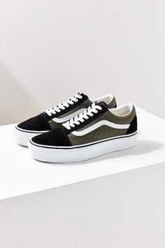 Steve Madden Sneakers Outfit, Estilo Vans, Vans Shoes Women, Casual Women Shoes, Old Skool Platform, Black And White Shoes, Shoes Vans, Vans Shop