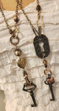 Old Key Jewelry, Old Keys Repurpose, Old Keys Crafts Diy, Key Necklace Diy, Old Key Crafts, Antique Key Necklace, Upcycling Jewelry, Beaded Dangle Necklace, Charm Holder Pendant