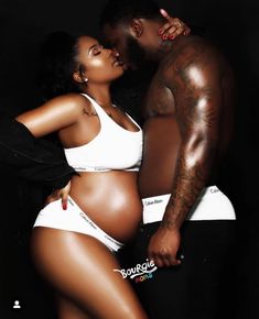 Gender Reveal Photoshoot Ideas Black Couples, 90s Maternity Shoot Black Couple, Baby Boy Maternity Shoot Black Women, Maternity Photoshoot Black Women, Maternity Pictures With Family, Black Maternity Photography, Maternity Pictures Black People, Black Couple Maternity Pictures, Maternity Photoshoot Ideas Black Women