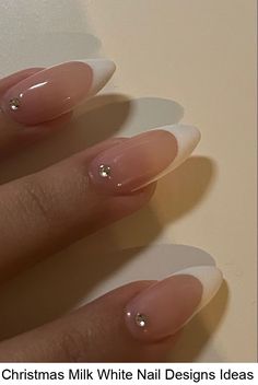 Beautiful Christmas White Nail Designs Ideas 2023 White Nail Tip Ideas, Nail With White Designs, Jel Nails Ideas, Neutral Cute Nails, Nail Ideas White Design, Gel Nail Designs White, Initial Nails Almond, Easy Gel X Nails, Shorties Nails Almond