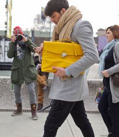 Love his bag! Men Street, Gentleman Style, Mellow Yellow, Inspiration Mode, Well Dressed, Stylish Men, A Man, Men's Fashion