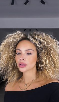 Short Natural Curls, Celebrities Crush, Arab Style, Curly Color, Highlights Curly Hair, Beautiful Brunette, Colored Curly Hair